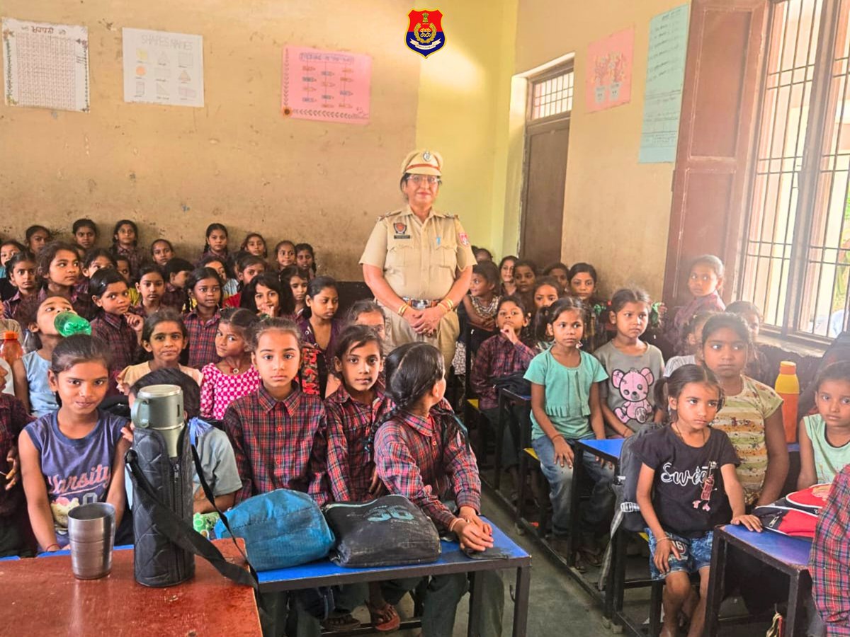 Ludhiana_Police's tweet photo. ਕਮਿਸ਼ਨਰੇਟ ਪੁਲਿਸ ਲੁਧਿਆਣਾ ਦੀ PPMM ( ਮਹਿਲਾ ਮਿੱਤਰ) ਟੀਮ ਵੱਲੋਂ ਸਰਕਾਰੀ ਪ੍ਰਾਇਮਰੀ ਸਕੂਲ, ਸੁਖਦੇਵ ਨਗਰ ਅਰਬਨ ਸਟੇਟ ਫੋਕਲ ਪੁਆਇੰਟ ਵਿੱਚ ਬੱਚੀਆਂ ਲਈ “ਸਿੱਖਿਆ ਅਤੇ ਸੁਰੱਖਿਆ” ਵਿਸ਼ੇ ਤੇ ਜਾਗਰੂਕਤਾ ਸੈਮੀਨਾਰ ਲਗਾਇਆ ਗਿਆ।
ਇਸ ਉਪਰਾਲੇ ਦਾ ਮਕਸਦ ਧੀਆਂ ਨੂੰ ਸੁਰੱਖਿਅਤ, ਜਾਗਰੂਕ ਅਤੇ ਆਤਮਵਿਸ਼ਵਾਸੀ ਬਣਾਉਣਾ ਹੈ।
#LudhianaPolice #PPMM https://t.co/l5JJ7uB0YT
