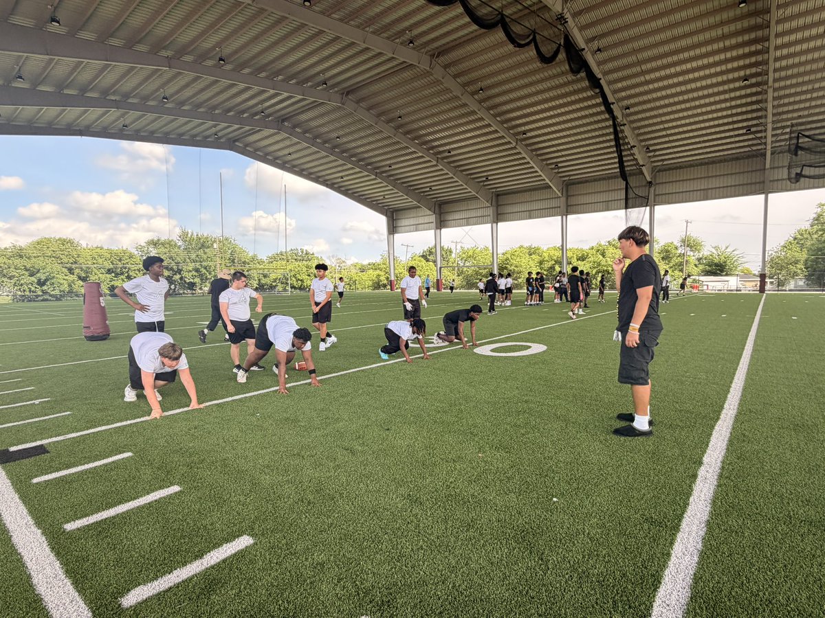 SkeeterRecruits's tweet photo. Happy last day of school Skeeter Nation! 

We closed out the year the right way with our inaugural USVSUS Feeder Pattern 7on7 &amp; Lineman Showcase. The future of Mesquite Football was on full display🦟
Let the summer work BEGIN!
#USVSUS https://t.co/mwF81mkaZb