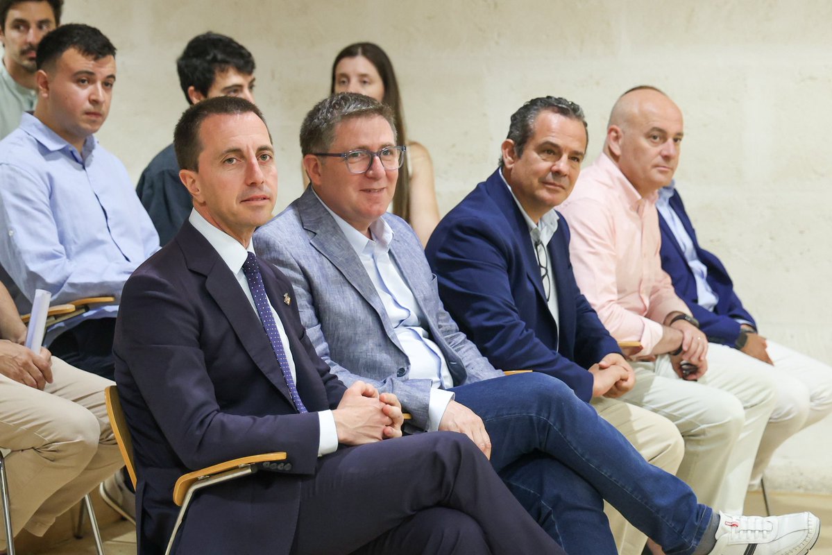 Ll_Galmes's tweet photo. Presentam amb la @UIBuniversitat el projecte GEORUTES, una iniciativa innovadora per digitalitzar i posar en valor el patrimoni cultural de la Serra de Tramuntana.

A través de l’equip de RiscBal-UIB, s’han digitalitzat 21 itineraris culturals i gairebé 200 elements patrimonials geolocalitzats, amb eines interactives i continguts en quatre idiomes per facilitar-ne l’accés tant als residents com als visitants.

Aquest projecte és una aposta clara per un model de turisme més sostenible, desestacionalitzat i respectuós amb el nostre entorn, posant la tecnologia al servei del patrimoni i del territori.