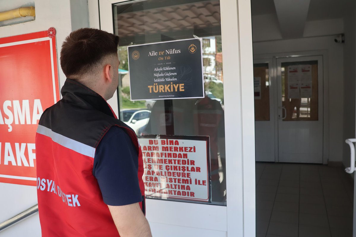 cankiriash's tweet photo. Çankırı Aile ve Sosyal Hizmetler İl Müdürlüğümüz tarafından Aile ve Nüfus On Yılı tanıtım çalışmaları kapsamında aile kurumunun güçlendirilmesi ve sunulan hizmetlerin tanıtılmasına yönelik pankart ve afiş görselleri ile yaygınlaştırılarak saha çalışmaları gerçekleştirilmiştir. https://t.co/whIWtevgta