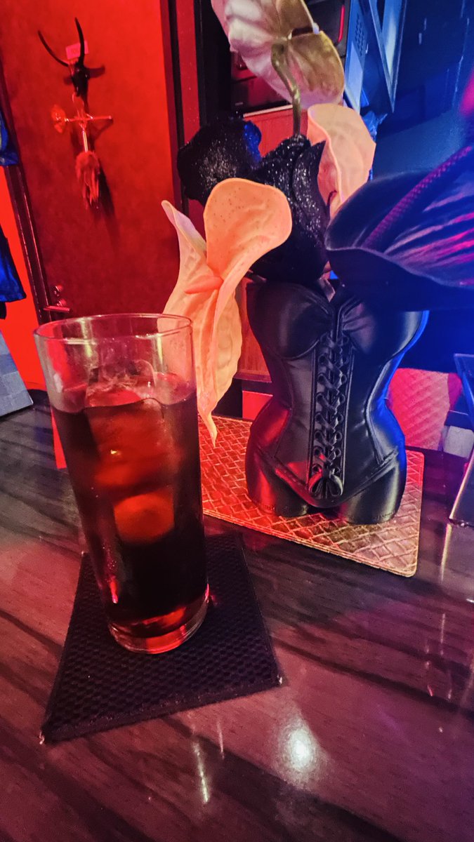 kanata_post's tweet photo. ファムに来たらいいと思う
そこは池袋のフェティッシュバー

怖々入るのは最初だけ
すぐに慣れるよ

君とゆっくり お話したいな🥂

見て
左奥に扉が見えるね
何があると思う？

トイレだ🚽

中も綺麗でとてもムーディ
男の子も座ってしてね

ファムに来て
Smile with me

#来たらいいと思う #パロディ https://t.co/K2V0Lt45K2