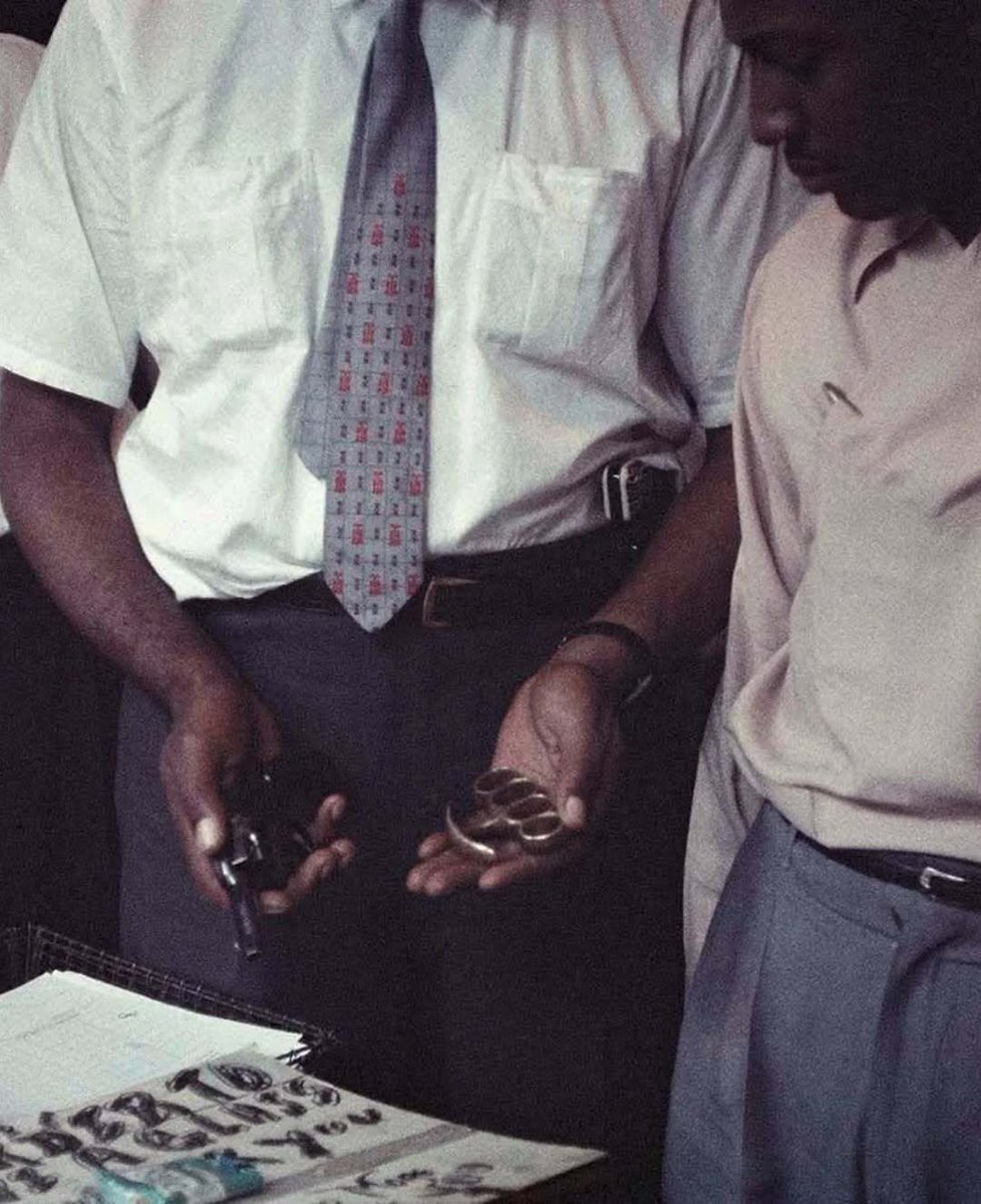 culturejpg's tweet photo. Some photographs by Gordon Parks in the 1950s that explored crime, poverty and race relations in American cities https://t.co/raeGQuLBFD