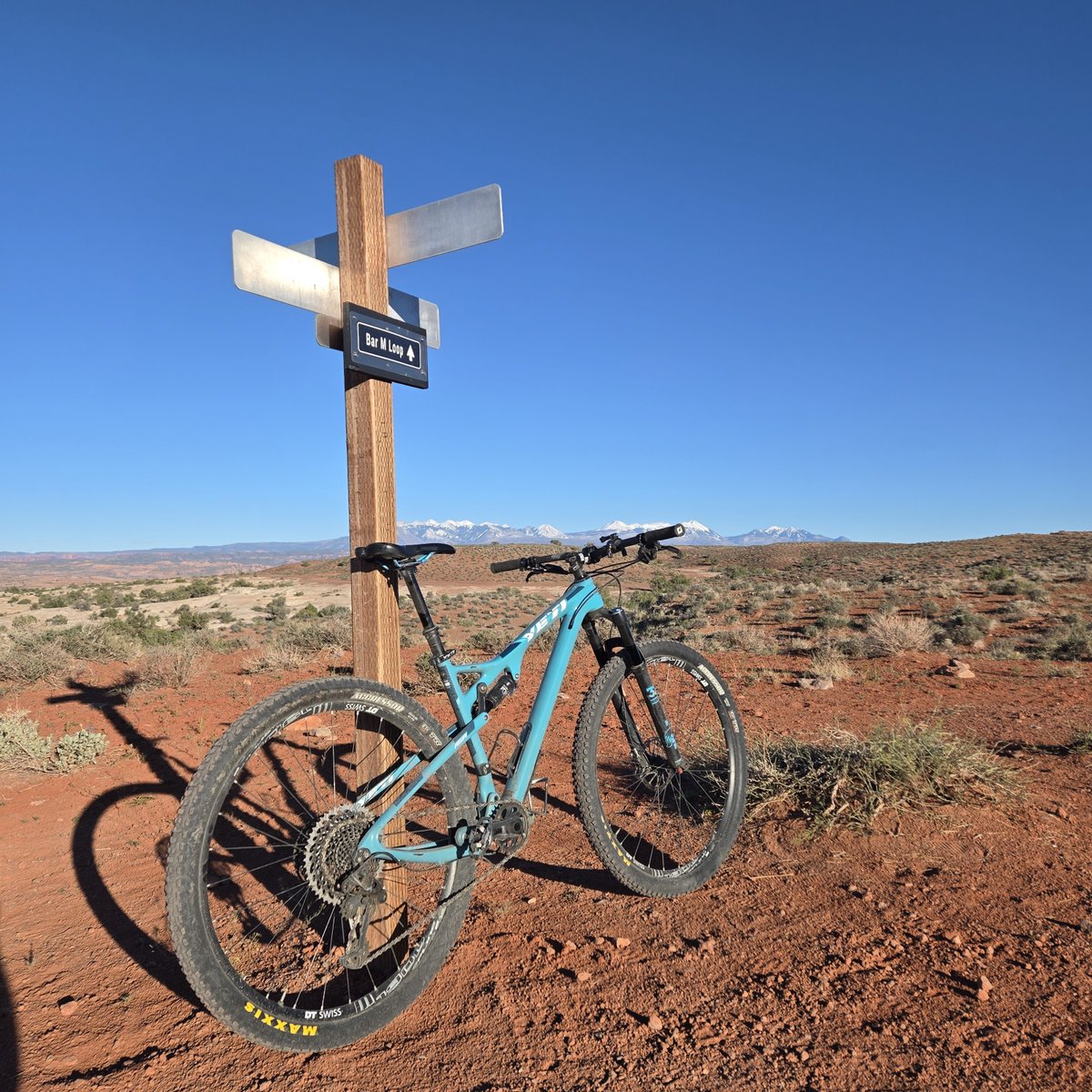 XCountryLiving's tweet photo. Rig check on the Bar M Loop. Sandstone riding requires heavy-duty sidewall protection and dialed tire pressures. ๐
Exact component list: https://t.co/8ph8oiErBL
#MoabMTB #YetiBikes #BikeCheck #Singletrack https://t.co/4WwgAxPA0u