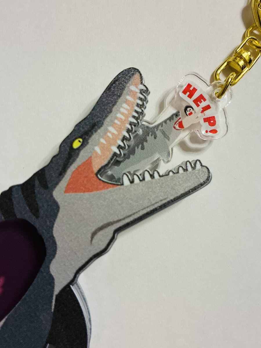 PINEMA5's tweet photo. 第三作
BIG MOSASAURUS KEYRING

全てを飲み込む巨大恐竜登場⚠️

どんどんエスカレートし最後にはメガロドンすら飲み込む様な巨大な恐竜が登場するイメージで口元にはメガロドンごと食べられた人が！🦈

B級映画のようなバカバカしい派手さを詰め込んだアイテムになりました💥

#デザフェス https://t.co/mxfu8Bjblp