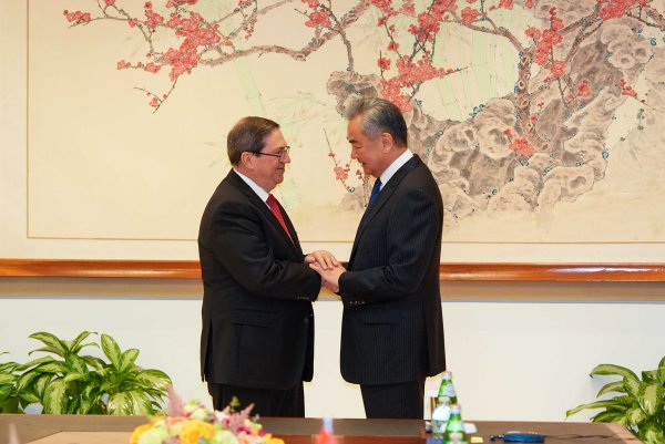 EmbHuaXin's tweet photo. El Canciller Wang Yi se reunió con el Canciller cubano @BrunoRguezP en Nueva York, y señaló que China seguirá defendiendo la justicia y alzando la voz por Cuba, apoyando la causa justa de su pueblo y contribuyendo al desarrollo de la economía cubana y al bienestar de su pueblo. https://t.co/b8KTjwOB2A