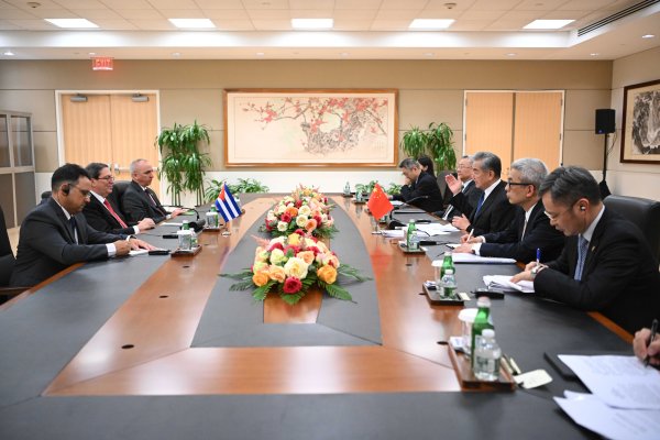 EmbHuaXin's tweet photo. El Canciller Wang Yi se reunió con el Canciller cubano @BrunoRguezP en Nueva York, y señaló que China seguirá defendiendo la justicia y alzando la voz por Cuba, apoyando la causa justa de su pueblo y contribuyendo al desarrollo de la economía cubana y al bienestar de su pueblo. https://t.co/b8KTjwOB2A