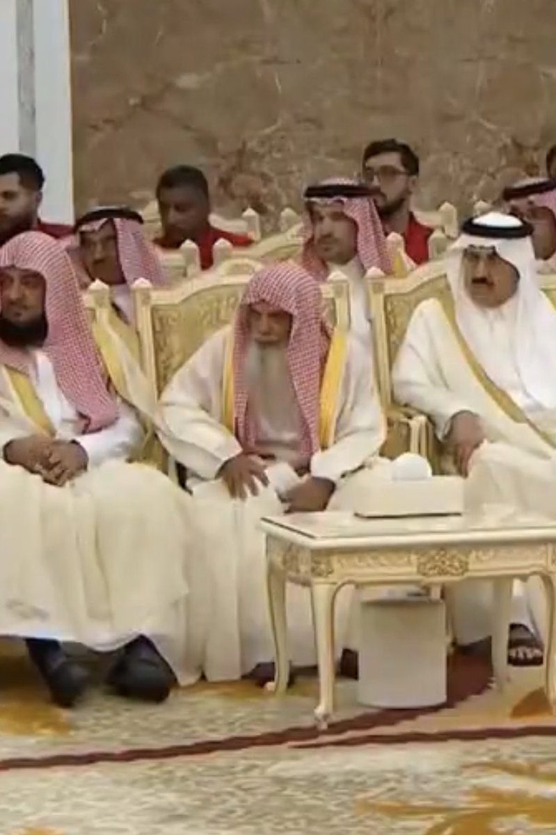 Abdulelah__MS's tweet photo. سبحان الله العفوية والحب والتركيز تبان في بشوش الوجه إمام وخطيب المسجد النبوي الشيخ علي الحذيفي بولي العهد الأمير محمد بن سلمان

لفتت نظري هذه اللقطة يوم امس .. https://t.co/jzcorGrpix