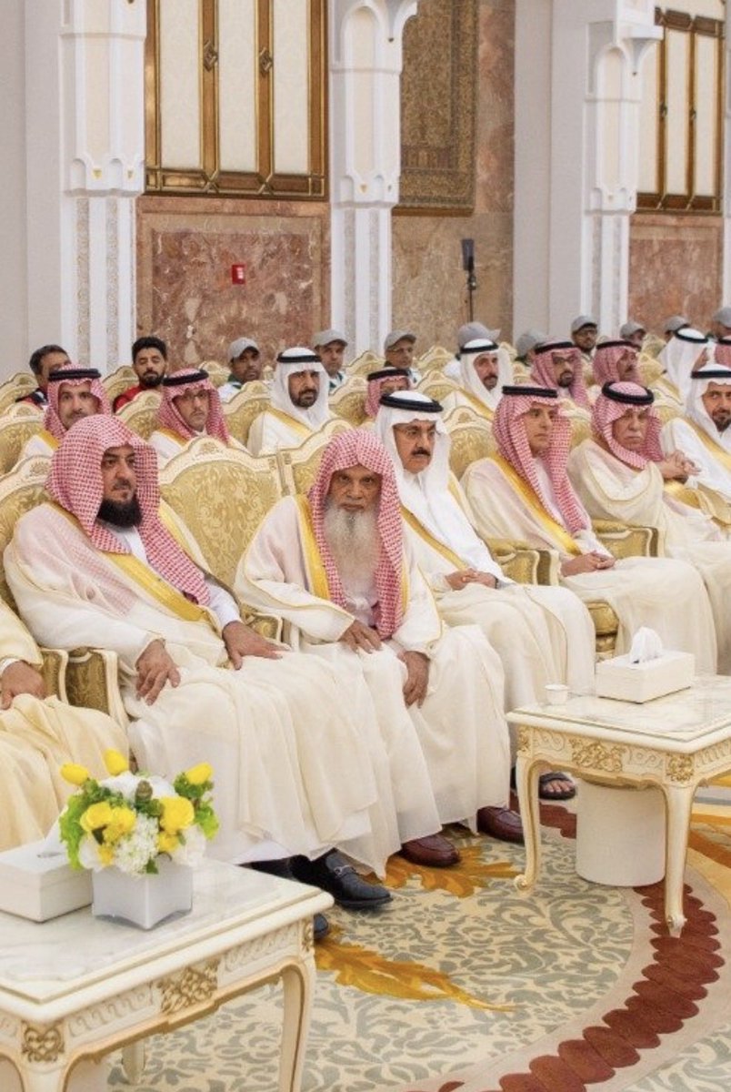 Abdulelah__MS's tweet photo. سبحان الله العفوية والحب والتركيز تبان في بشوش الوجه إمام وخطيب المسجد النبوي الشيخ علي الحذيفي بولي العهد الأمير محمد بن سلمان

لفتت نظري هذه اللقطة يوم امس .. https://t.co/jzcorGrpix