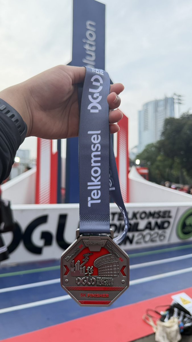 nabilazlfa's tweet photo. second race

alasan mulai ikut race karena tahun lalu ngeliat digiland run 2025 kok seruu dan bertekad harus ikut tahun depannya. akhirnya kesampaian daftar race ini dan benerr seruu polll + jalanan steril + i got a 5k PB🔥

((edisi belum move on)) https://t.co/VNaZ1WTKMX