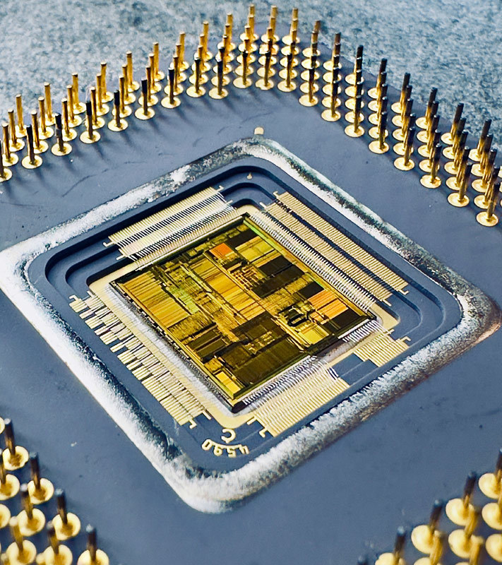 NikonSmallWorld's tweet photo. This #ThrowbackThursday we're taking it back to the '90s! This processor became a defining CPU for desktop PCs in the mid-1990s and is remembered by vintage computing enthusiasts for its iconic gold-top ceramic packaging.

https://t.co/N9gEHnXYEA

Credit: Jean-Marc Babalian https://t.co/9UpRkoi1Ue