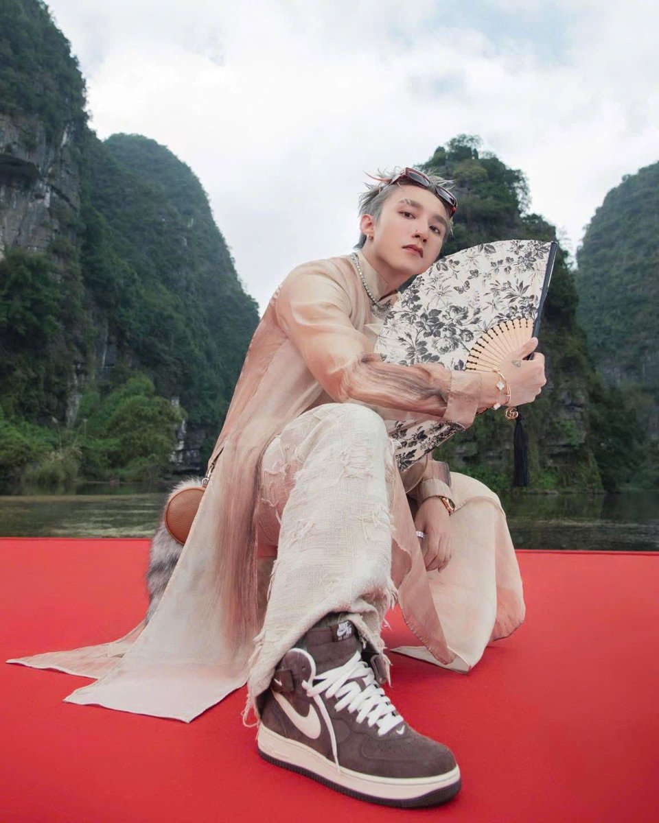 ngocbimsky's tweet photo. 1 tiếng đếm ngược

M-TP ERA BEGINS
COME MY WAY OUT NOW

@sontungmtp777 @tyga
#CMW
#SonTungMTP #Tyga https://t.co/oqODZPKeVl