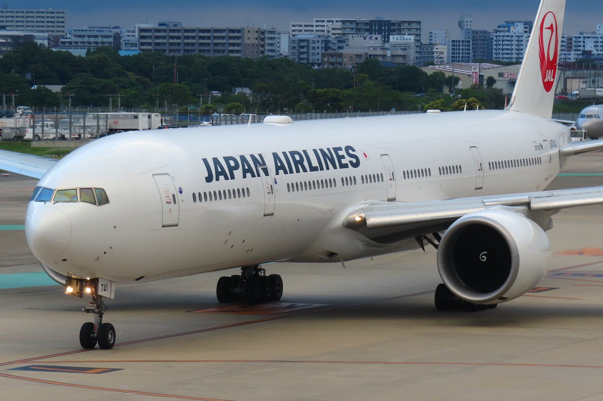 spe_rapi's tweet photo. 2026.5.28 JAPAN AIRLINES JL323/JL326 B777-300ER(JA741J)
羽田-福岡線に77Wが入るという事で福岡まで撮影しに行きました。とにかくデカくて長いですね。 https://t.co/00mjX3xiPx