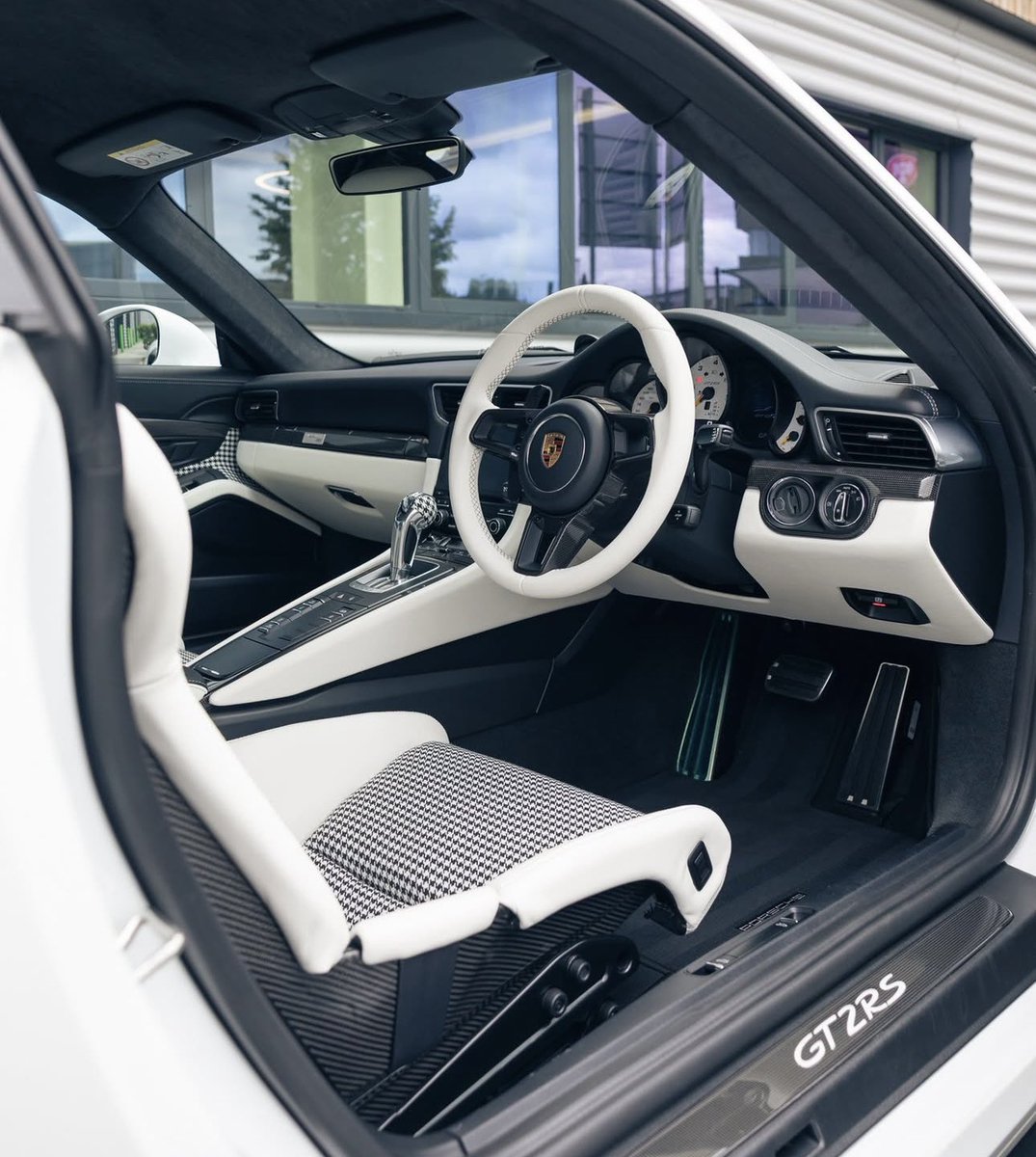 Porsche Club tweet media