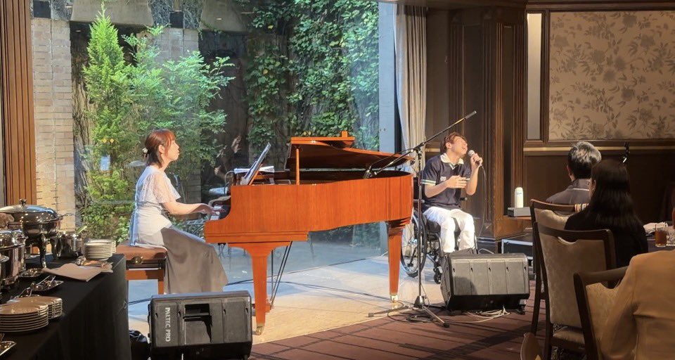 TWheelchairboy's tweet photo. 京都ブライトンホテルでのミニステージ🎶無��終了〜✨✨
楽しかった😊
 #京都ブライトンホテル
 #金森千明
 #関本泰輝 https://t.co/JPhWrCeAaE
