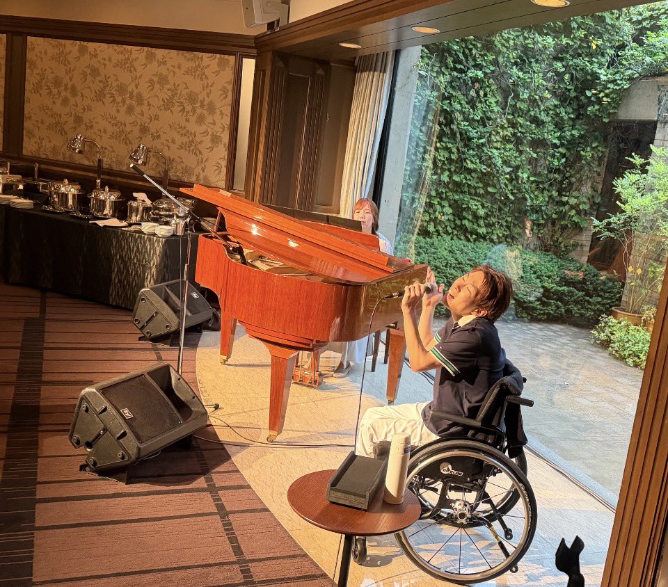 TWheelchairboy's tweet photo. 京都ブライトンホテルでのミニステージ🎶無��終了〜✨✨
楽しかった😊
 #京都ブライトンホテル
 #金森千明
 #関本泰輝 https://t.co/JPhWrCeAaE