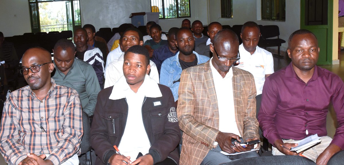 KarongiDistr's tweet photo. Visi Meya Ntakirutimana Julienne yafunguye ku mugaragaro ibiganiro nyunguranabitekerezo ku guhanga umurimo unoze, muri gahunda y'ukwezi k'umurimo 2026. Yasabye gukomeza kongera uguhuza imbaraga hagati ya Leta n’abikorera mu guhanga imirimo kuko ituma hari abava mu bukene. https://t.co/WPL0M6OawG