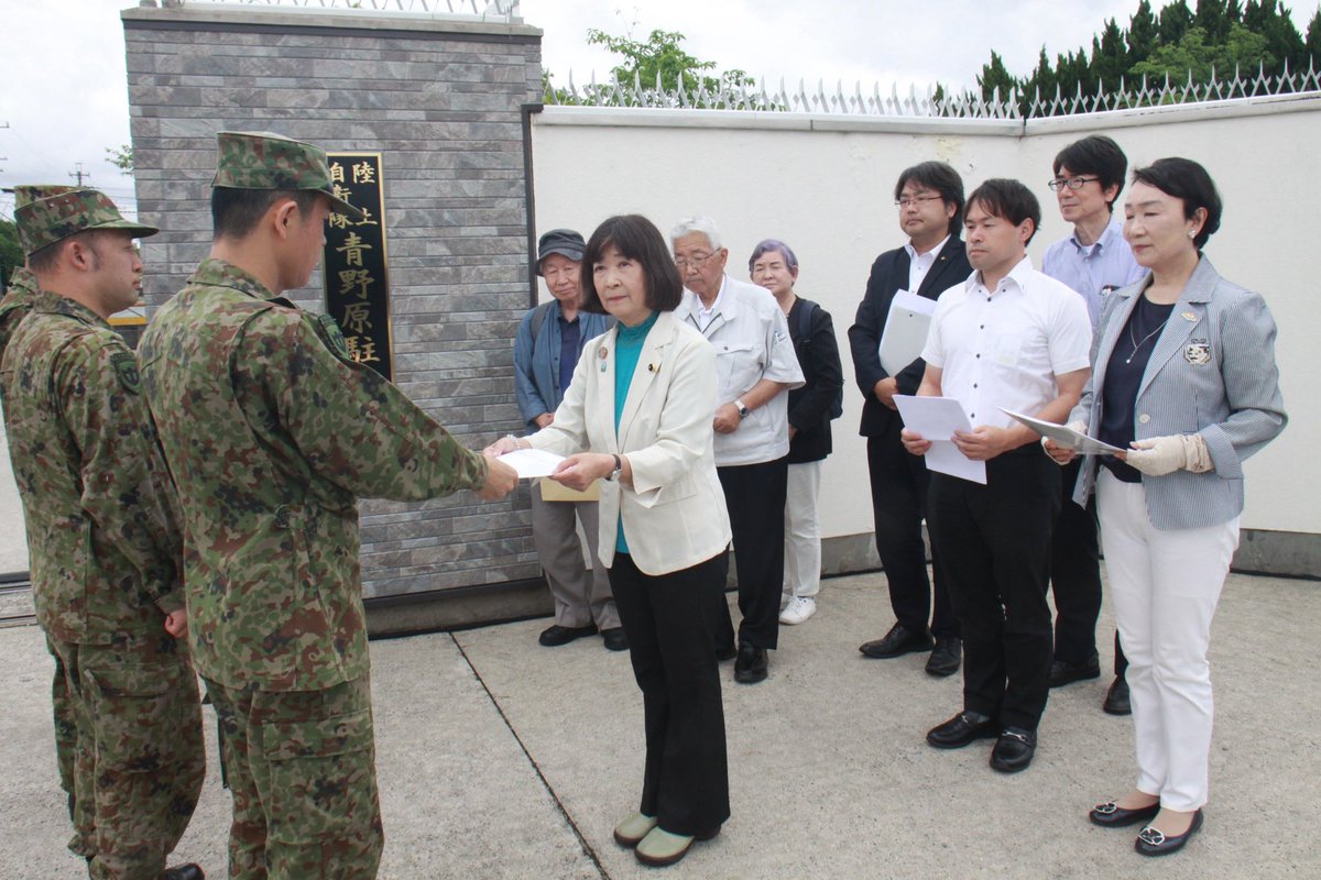 kubotakenji0303's tweet photo. 青野原駐屯地50周年記念として5月30日に自衛隊員60人、戦闘車など30機が加西市市街地をパレードします。
5月31日には戦闘機が低空飛行します。
祝賀の域を超えた軍事行動、露骨な勧誘です。
青野原駐屯地、北播磨県民局、加西市に抗議をしました。
#久保田けんじ
#共産党SNSレボリューション
#平和 https://t.co/LFdEKTW3ja