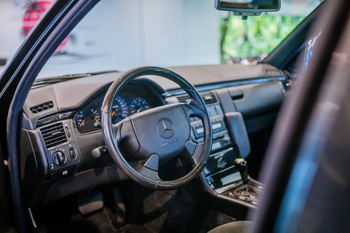 carota1226's tweet photo. この前赤坂歩いてたら品川ナンバーワンオーナーのE60 AMG(W210)見かけたけどめちゃめちゃレアだったんだな、、、

世界限定260台はエグい🥹 https://t.co/sdjQLFhnfK