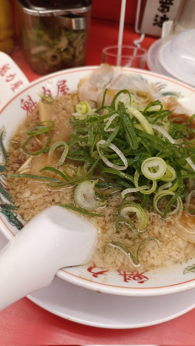 Taks's tweet photo. 今回は魁力屋へ。来来亭と同じ系統の京都背脂醤油ラーメンだけど、こっちはとにかく甘い(来来亭はピリ辛)。ネギ入れ放題もあって、こちらも美味い😌 https://t.co/uhTGSSbM0h