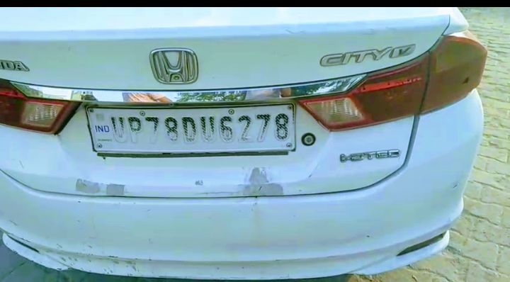 amethi18's tweet photo. @Uppolice 
#अमेठी 
गौरीगंज स्थिति SBI  के सामने  UP78DU6278 कार, UP44AY9441 मोटरसाइकिल, में जोरदार टक्कर, बच्चे की हालत गंभीर, परिजन जिला अस्पताल लेकर भागे https://t.co/WmA1VNdhdv