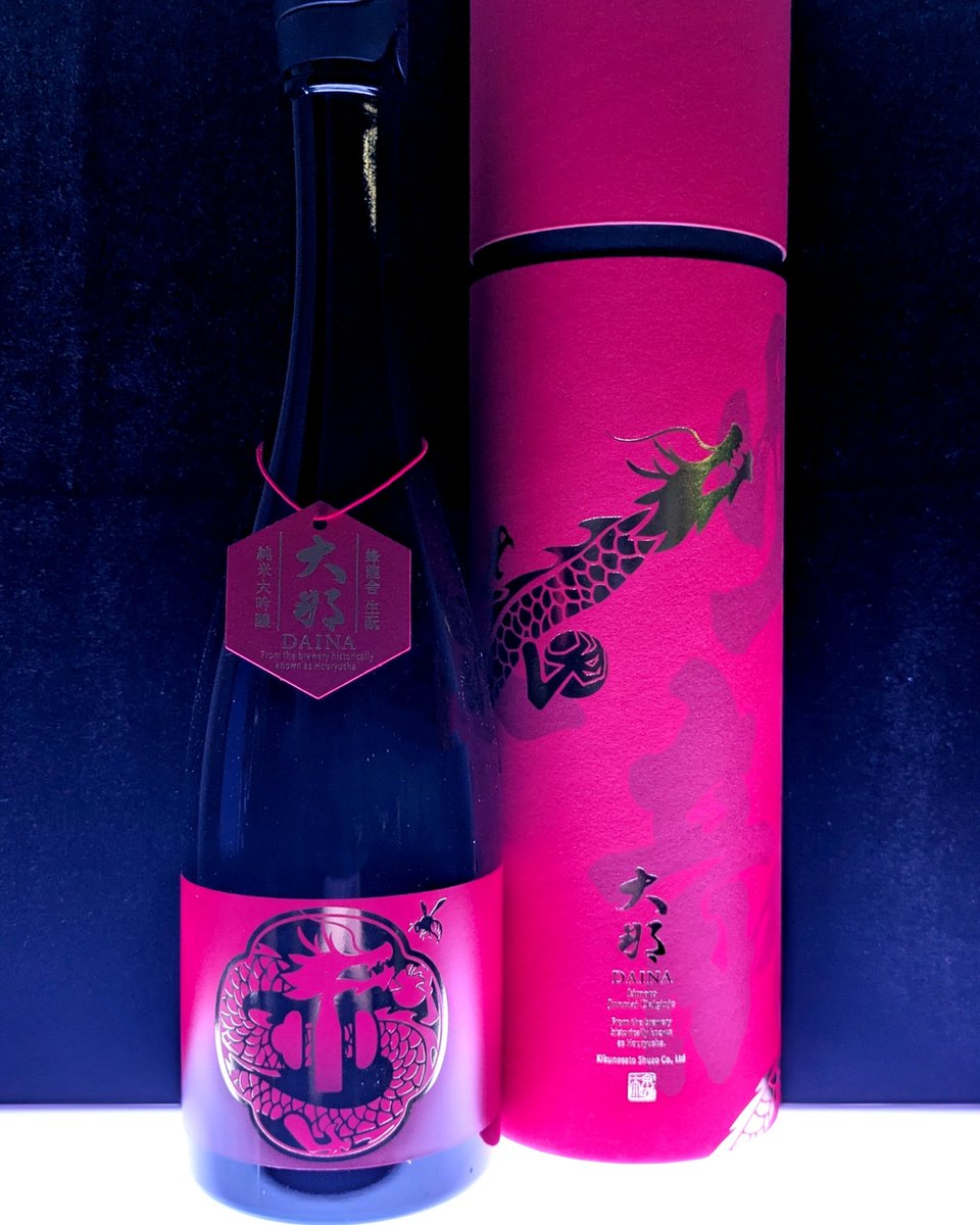 RiquAt's tweet photo. No.240【#大那 蜂龍舎 生酛 純米大吟醸】

大那のフラッグシップ．
正直，衝撃を受けるくらい美味い😳
酸を主体としつつも，ただ綺麗なだけではなく，膨らみのある旨味がしっかりと感じられ，それでいて全体的にちゃんとまとまっている．
値段の価値は十分にあると思える美味しさ．

#日本酒 https://t.co/QlK36A33N7