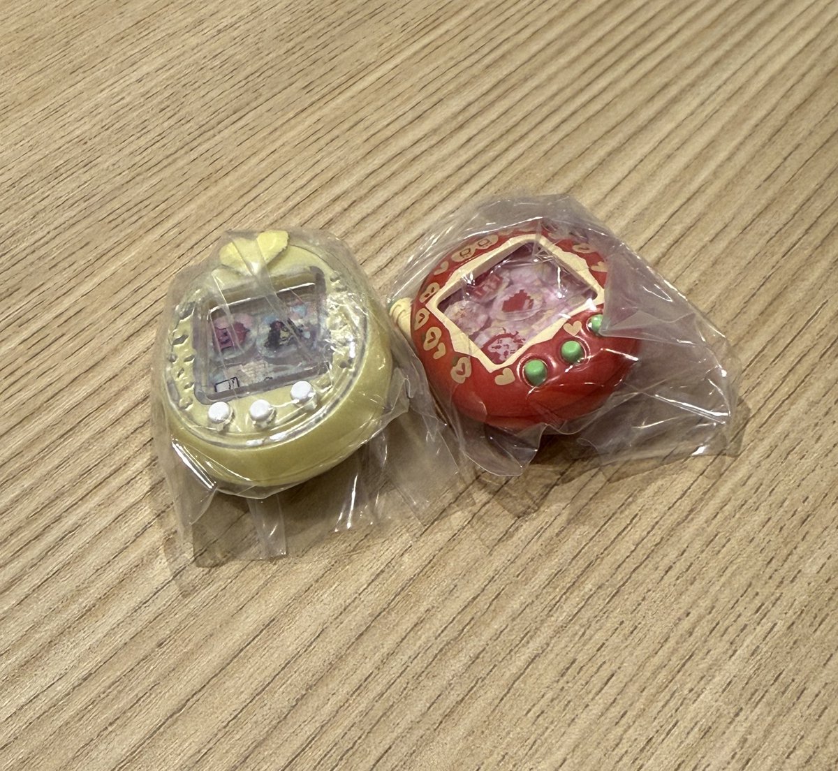 _1323s's tweet photo. たまごっち　シャカシャカチャームコレクション3  ガチャ　交換

譲　TamagotchiP's イエロー
　　祝ケータイかいツー！たまごっちプラス

求　💖　いぇー！ふぁみりーイロイロ！たまごっちプラス

郵送にて交換希望です。お気軽にお声掛けください🙇🏻‍♀️ https://t.co/qsuQR8xzW5