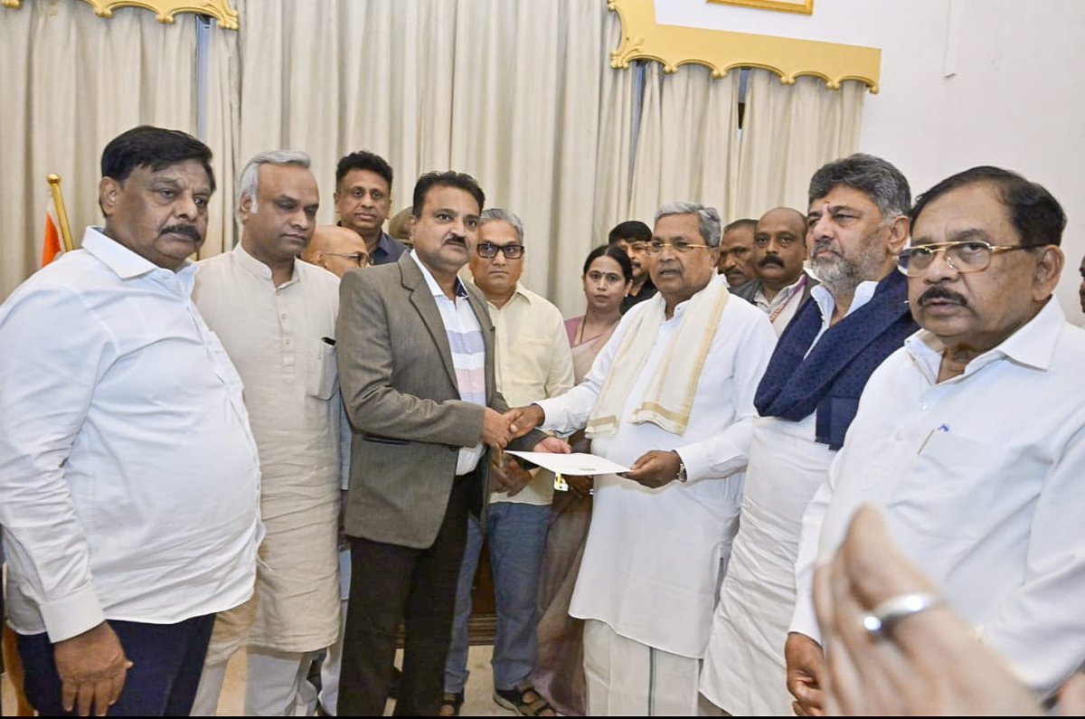 CMahadevappa's tweet photo. ಸಿದ್ದರಾಮಯ್ಯ ವ್ಯಕ್ತಿ ಅಲ್ಲ - ಶಕ್ತಿ :

ಗಣಿ ಧೂಳಿನಿಂದ,ರಾಜಕೀಯ ಅರಾಜಕತೆಯಿಂದ ಅಕ್ಷರಶಃ ನಲುಗಿ ಹೋಗಿದ್ದ ಬಳ್ಳಾರಿಯ ನಾಡಿಗೆ ಪಾದಯಾತ್ರೆ ಮಾಡುವ ಮೂಲಕ ಕಾಂಗ್ರೆಸ್ ಪಕ್ಷದ ಅಮೋಘ ಗೆಲುವಿಗೆ ಮುನ್ನುಡಿ ಬರೆದ ಸಿದ್ದರಾಮಯ್ಯನವರು 2013 ರಿಂದ 2018 ವರೆಗೆ ನೀಡಿದ ಆಡಳಿತ ಒಂದು ದೊಡ್ಡ ಇತಿಹಾಸ.

ಮೈಸೂರಿನ ಪುಟ್ಟ ಗ್ರಾಮದಿಂದ ಬಂದು, ರಾಜಕೀಯವಾಗಿ ದೊಡ್ಡ ಮಟ್ಟಕ್ಕೆ ಬೆಳೆದು ಸಾಮಾಜಿಕ ನ್ಯಾಯವನ್ನು ಸಾಕಾರಗೊಳಿಸಲು ಎದೆಗಾರಿಕೆಯಿಂದ ಶ್ರಮಿಸಿದ ಸಿದ್ದರಾಮಯ್ಯ ಅಂತಹ ನಾಯಕರು ಕನ್ನಡ ನಾಡಿಗೆ ಅತ್ಯಂತ ಅಪರೂಪ.

40 ವರ್ಷಗಳ ಅವರೊಂದಿಗಿನ ಒಡನಾಟದಲ್ಲಿ ಹಲವು ಏಳು ಬೀಳುಗಳ ನಡುವೆಯೂ ಜನರ ಪ್ರೀತಿ ಮತ್ತು ಬೆಂಬಲದಿಂದ ಎಲ್ಲ ಮತೀಯ ಮತ್ತು ಫ್ಯೂಡಲ್ ಶಕ್ತಿಗಳ ವಿರುದ್ಧ ಗೆದ್ದು ನಿಂತ ಸಿದ್ದರಾಮಯ್ಯನವರ ಎದೆಗಾರಿಕೆಯು ಸಾರ್ವಜನಿಕ ಜೀವನಕ್ಕೆ ಬರುವ ಪ್ರತಿಯೊಬ್ಬ ವ್ಯಕ್ತಿಗೂ ಮಾದರಿ ಆಗುವಂತದ್ದು.

ಸಾಮಾನ್ಯ ಮನುಷ್ಯರ ಎಲ್ಲ ಭಾವನೆಗಳ ಹದವಾದ ಮಿಶ್ರಣವಾಗಿ ರೂಪುಗೊಂಡಿದ್ದ ಸಿದ್ದರಾಮಯ್ಯನವರು, ತಮ್ಮ Aggressive nature ಅನ್ನು ಬದಿಗಿಟ್ಟು ಕಳೆದ ಒಂದು ದಶಕದಲ್ಲಿ ರೂಢಿಸಿಕೊಂಡ ಸಮಚಿತ್ತ ಮನಸ್ಸು ಮತ್ತು ಅದರೊಳಗೆ ಇದ್ದ ರಾಜಕೀಯ ನೈಪುಣ್ಯತೆಯ ಕಾರಣವೇ ಅವರ ಯಶಸ್ಸಿಗೆ ಹಿಡಿದ ಕನ್ನಡಿ ಎಂದು ಕಾಣುತ್ತದೆ.

ಇಂತಹ ಧೀಮಂತ ನಾಯಕ, ಆಧುನಿಕ ರಾಜಕೀಯ ಸಂದರ್ಭದ ಅರಸು ಎಂದೇ ಕರೆಯಬಹುದಾದ ಸಿದ್ದರಾಮಯ್ಯನವರು ರಾಜ್ಯದ ಮುಖ್ಯಮಂತ್ರಿಯಾಗಿ ಈ ದಿನ ರಾಜೀನಾಮೆ ಸಲ್ಲಿಸಿದ್ದಾರೆ. ‌

ಜಾತಿ, ಧರ್ಮದ ಬೇಧವಿಲ್ಲದೇ ಎಲ್ಲರಿಗೂ ಒಳ್ಳೆಯದನ್ನು ಮಾಡಲು ಪ್ರಾಮಾಣಿಕವಾಗಿ ಪ್ರಯತ್ನಿಸಿದ ಸಿದ್ದರಾಮಯ್ಯನವರಿಗೆ ಒಳ್ಳೆಯದೇ ಆಗಲಿ ಎಂದು ಮನದುಂಬಿ ಆಶಿಸುತ್ತೇನೆ.
