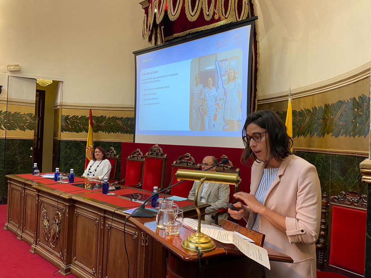 SanidadGobCan's tweet photo. 🏆Un proyecto de vacunación escolar de Atención Primaria de Lanzarote, premiado por la Asociación Española de Vacunología (@AEV_Vacunas) 

Los galardones reconocen y visibilizan iniciativas que contribuyan a aumentar la cobertura vacunal 💉

🔗Más info: https://t.co/dlMMjZz8Dh https://t.co/IspUQZ4X7L