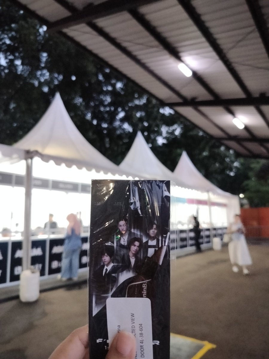 hestyyaa's tweet photo. WTS 1 tix F4 Bronze hari ini .. 1,8jt . Bisa cod .. #wts #F4injkt #FForever #FFOREVERINJKT https://t.co/YO0TtdM0O1