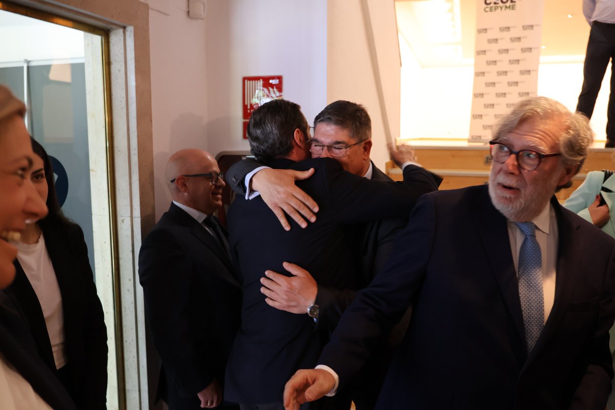 CEOE_ES's tweet photo. La #unidad empresarial es más necesaria que nunca✨

El presidente de CEOE @agaramendil ha destacado en LinkedIn el acuerdo alcanzado en Salamanca como ejemplo de #responsabilidad, compromiso y visión de futuro para las #empresas españolas @ceoecepymesa

✍https://t.co/LMUkrITEOI https://t.co/nsu5mwM7pl