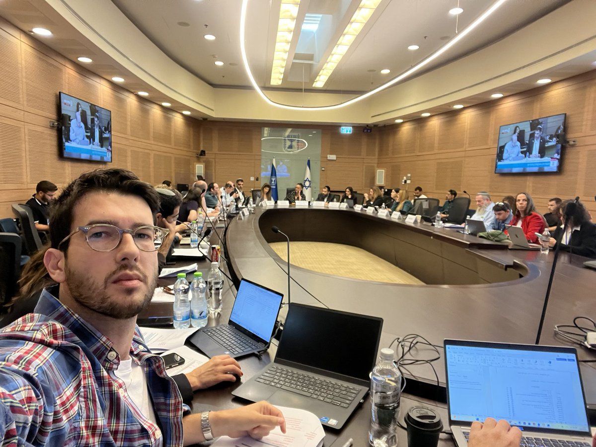 lobbying99's tweet photo. דיון חמישי על חוק השידורים השבוע. היום (כנראה) צפוי לעלות הסעיף הגורלי שיהפוך הערוצים המסחריים ל׳זעירים׳, ובכך יבטל את חובת ההפרדה המבנית.
אנחנו נתעקש על דיון מעמיק על המשמעויות וההשלכות, ונילחם כדי למנוע פגיעה אנושה בחופש העיתונות ובעצמאות התקציבית והעריכתית של מערכות החדשות. https://t.co/Cn0xNbXXXx