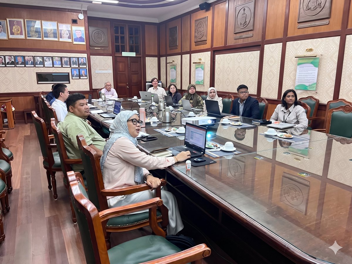 FRIMKepong's tweet photo. 📅18/5 

@FRIMKepong hosted the STCM meeting with STRI to advance forest ecology monitoring. 🌲 Dr Mohd Zaki Abdullah &amp; Dr Stuart J. Davies reviewed progress on the Pasoh 50-ha plot, tree physiology &amp; carbon mapping to strengthen a research partnership dating back to 1985. 🌍📈 https://t.co/Pmmi05av85