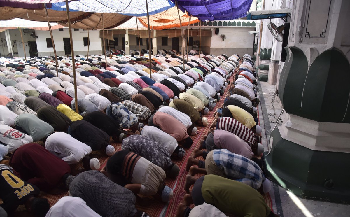 FWMedia_Tweets's tweet photo. Muslim devotees offer Eid al-Adha prayers at Jama Masjid Khairuddin, in Amritsar district of Punjab on Thursday, May 28, 2026.
PHOTO-PRABHJOT SINGH GILL https://t.co/KBvtytYv2t