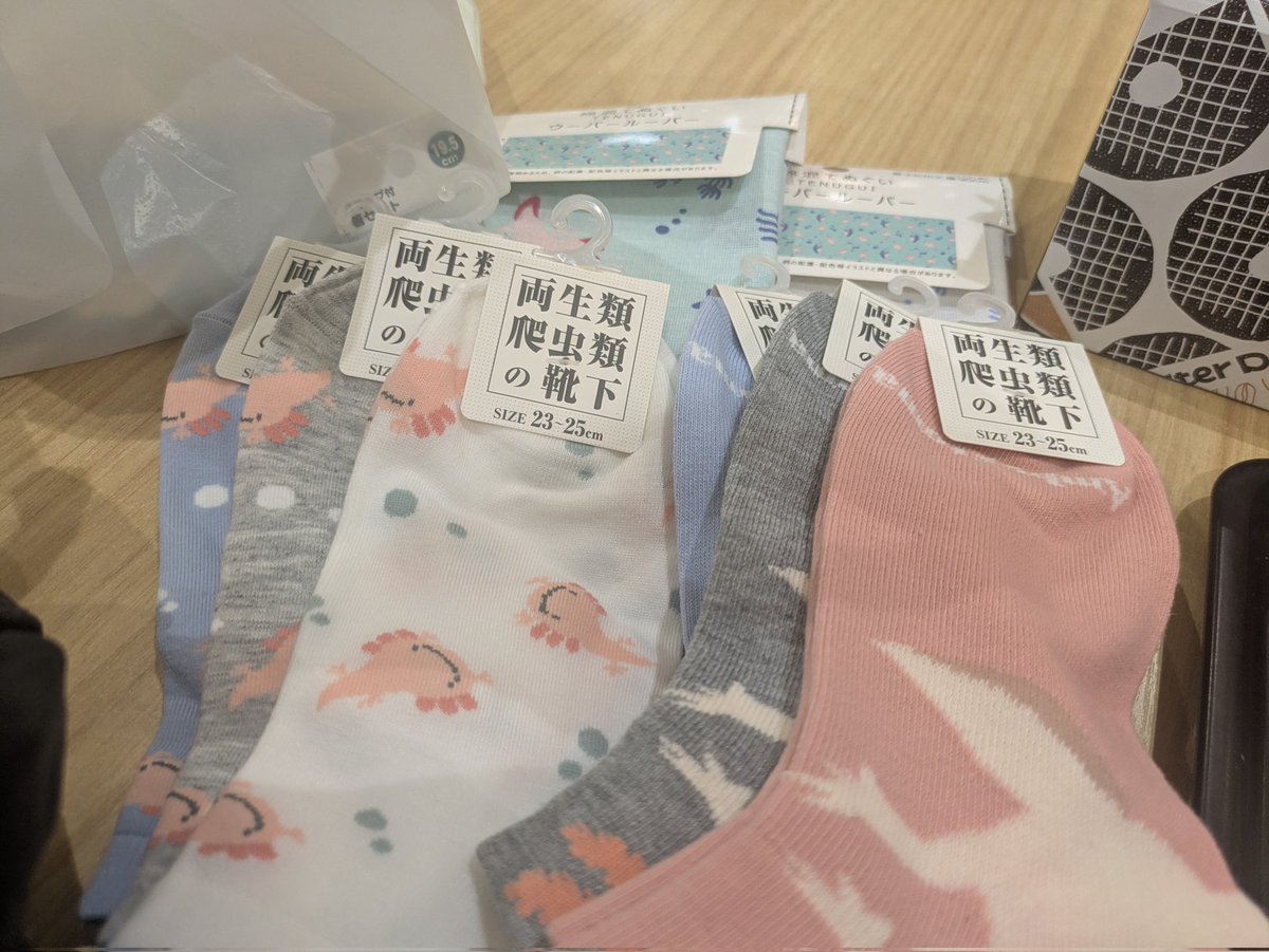 upataro_san's tweet photo. CanDoに寄るのです……
手ぬぐいの補充に寄ったら例年通りのデザインに加えて新しいデザインのうぱ靴下も売ってありました
レオパデザインのも2種類くらいありました
可愛すぎる… https://t.co/8QUUcG4gsy
