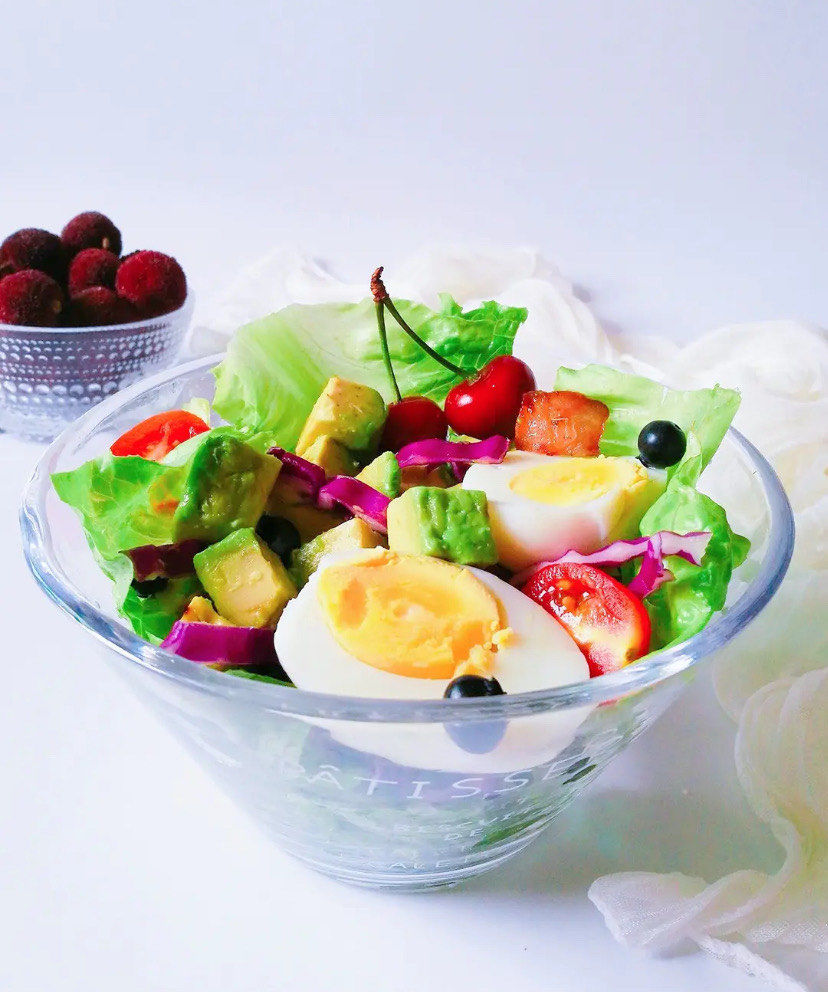 trocque77's tweet photo. Lunch win : Crisp veg, creamy avocado, and a zingy lemon vinaigrette. Fuel for the afternoon vibes! https://t.co/gcdUHsdEKo