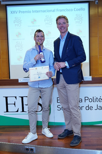 GeomaticaUJA's tweet photo. El colaborador Aceites Supremo AOVE @SupremoAOVE hizo entrega a los ganadores de una botella de AOVE variedad Picual. En la imagen, su gerente, D. Alberto Molinero Reyes, junto con el ganador del tercer premio, D. Mario García Ontiyuelo. https://t.co/4OiQtzdPB6