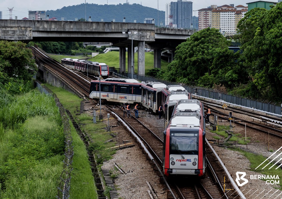 Bernama_Radio's tweet photo. #KualaLumpur Sebuah tren Laluan Ampang/Sri Petaling tergelincir ketika melalui kawasan suis landasan di Stesen Chan Sow Lin, pagi tadi sehingga menjejaskan jadual perkhidmatan laluan berkenaan.  

Rapid KL dalam kenyataan hari ini memaklumkan kejadian yang berpunca daripada kerosakan suis landasan itu menyebabkan tren terbabit tidak dapat bergerak.  

Pengendali pengangkutan awam itu turut mengesahkan kesahihan gambar-gambar insiden berkenaan yang sedang tular melalui media sosial.  

📸 fotoBernama