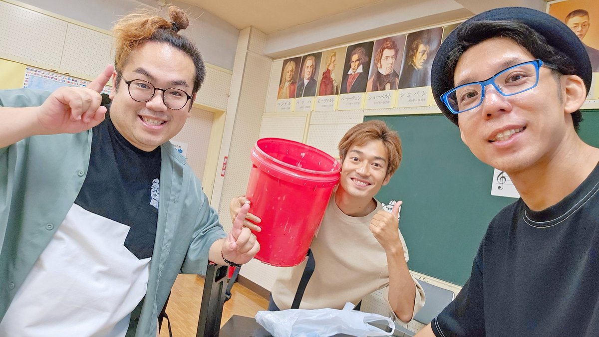 tick_and_chop's tweet photo. ソラマチ大道芸2日目のフィナーレは、「せおとらいす」が登場‼️
特別なパフォーマンスをお楽しみに！

ガッツリ制作と練習で汗だく💦 https://t.co/suJP2m2P7C