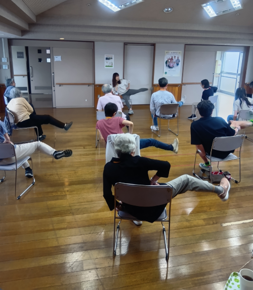 saitamafriendly's tweet photo. カフェ「ちいとも」では、みんなで簡単にできる体操をやっています✨内容はその日の参���メンバーに合わせて変わります。今日もみんなでワイワイ悲鳴（⁉）をあげながら楽しく盛り上がりました！
#オレンジカフェ #さいたま市中央区 #体操 #仲間
https://t.co/Bc5Qd8l7Ry https://t.co/62LYSvQVZj