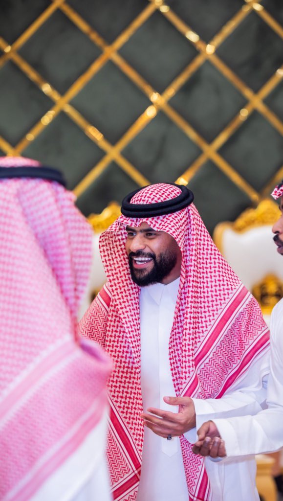 zazan40011's tweet photo. الشاب الرائع عبد الله بن تركي العسعوس يقف شامخاً كل يوم أمام مدخل بيت والده في مدينة حرمة التاريخية مرحباً بالوفود التي تزور المدينة عبد الله إنسان حقيقي تتملكه إبتسامة صادقة وطاقة تملأ المكان وعبد الله مزيج مدهش من النخوة والشهامة والطيبة والكرم وجاذبية الحضور وذكاء التعامل . https://t.co/AiYdYNEimu
