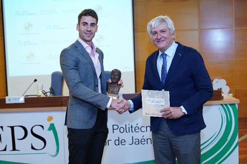 GeomaticaUJA's tweet photo. D. Agustín de Villar Iglesias, representante de @IECA_Andalucia, hizo entrega de diverso material cartográfico como colaborador del premio. https://t.co/Bd6iMyo8mx