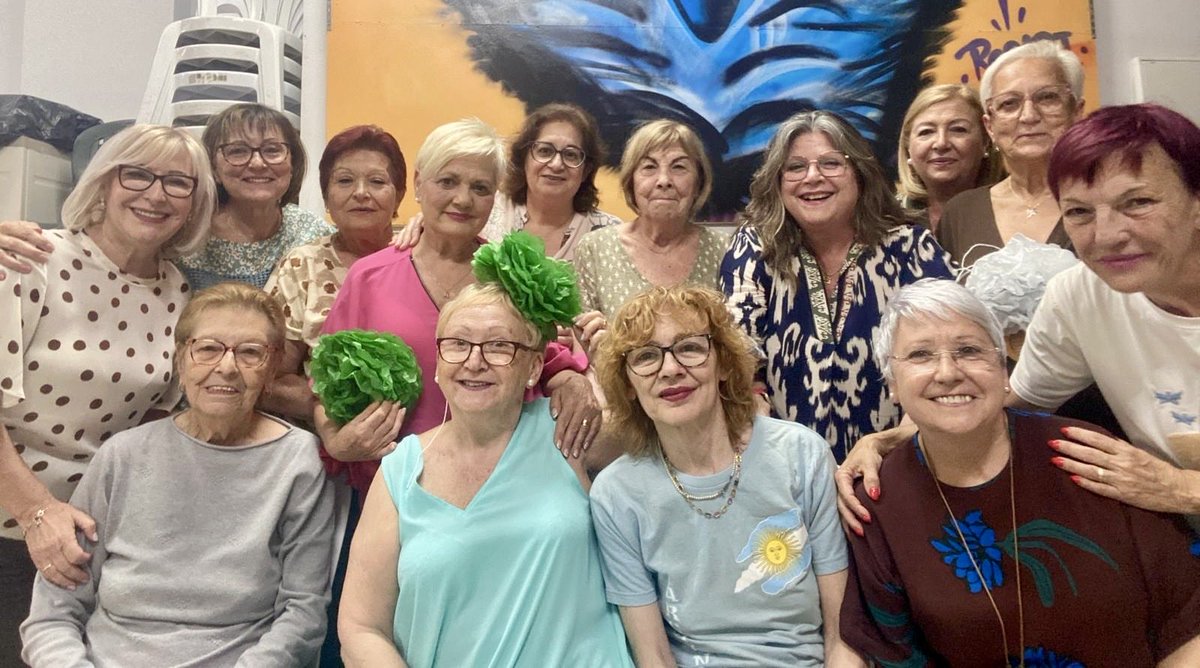 fallarosari's tweet photo. Perquè la falla és molt més que una setmana de març. També són les partides de #parxís dels dimecres, les rises, les confessions… Guanye qui guanye, el millor premi és viure estos moments juntes 💜. Qui s’apunta a la pròxima? 🙋🏼‍♀️ https://t.co/SbLROlXUj2