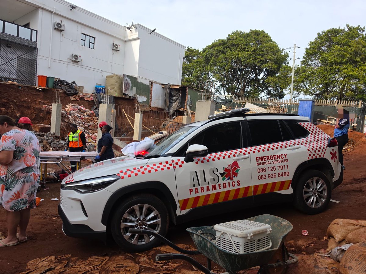 IOL's tweet photo. Ambulances have responded to a structural collapse on Marists Road in Berea, where a wall fell onto workers. Paramedics are treating multiple casualties at the scene. https://t.co/vwosM1qBoJ
📷: ALS Paramedics 

#structural #collapse #Berea #workers https://t.co/tbFd1K9CHI