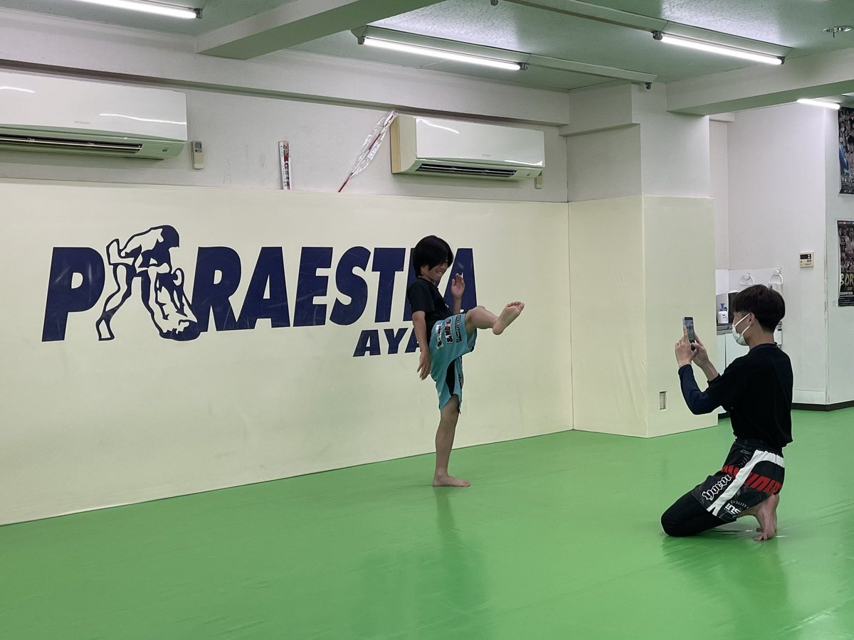 Ouchi_K's tweet photo. 昨日のお昼、パラエストラ綾瀬にてYouTubeのKKC キッズ格闘技チャンネル様がタクミの撮影にいらっしゃいました。

タクミはグラップリングで約束限定スパーや得意技を紹介。

来月中旬くらいにYouTubeに2回に分けてアップされるとのことです。

その際には、ぜひ皆様ご視聴をよろしくお願い致します。 https://t.co/SBWxnJvK6H