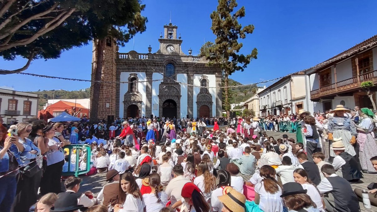 AytoTeror's tweet photo. 👯 Los centros educativos de Teror celebran este viernes 29 de mayo el Día de Canarias 🇮🇨 con una gran ofrenda Romería a las 10:00 h. desde el Puente del Pino a la Calle Real hasta la Basílica.
#teror #teroreseducación #romeriaescolar
https://t.co/cUhuzFmSyS https://t.co/EwGWnjf2YK