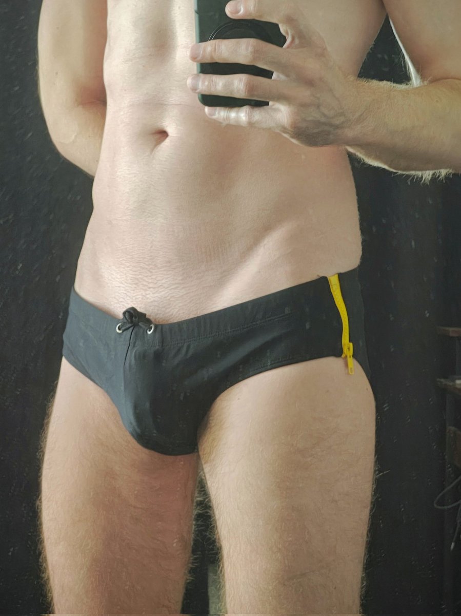 Subboy01x's tweet photo. Thank you for the swimming trunks but what is the zipper for, Sir? 😬
#caged #submission #gay https://t.co/8prKSCEbzS