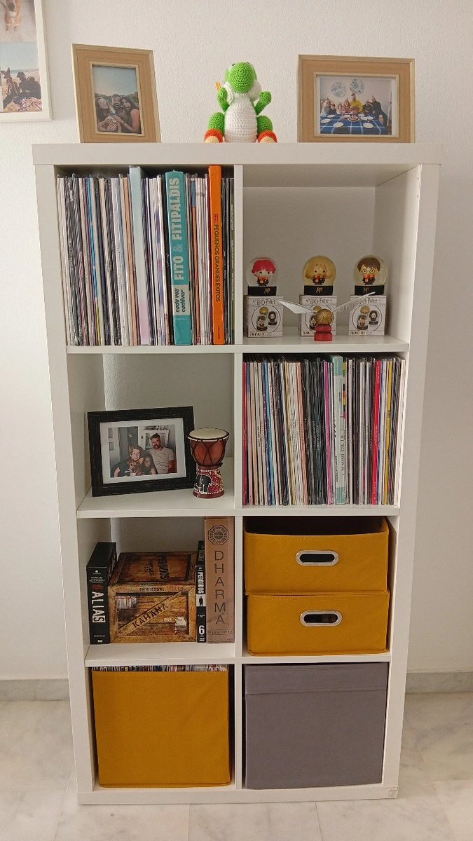 Thenewrd's tweet photo. Tengo todos tus CDs y todos tus vinilos. No puedes dejar a un friki coleccionista, que tiene su salón como en las fotos, sin Mediterrania. Por favor @Belen__Aguilera , saca más vinilos 😭😭 https://t.co/jS3FUKTqZz