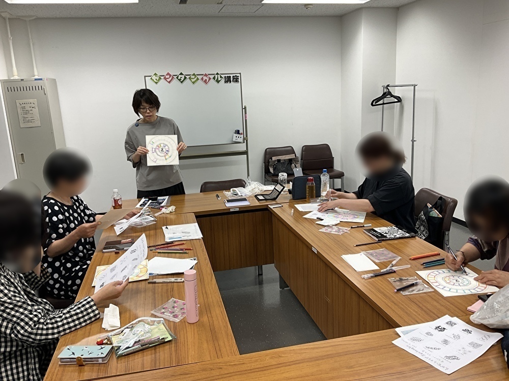 ebican2's tweet photo. 5月28日(木)、「はじめて えびなート倶楽部 ～新たな自分に出会うものづくり～”ゼンタングル講座”(スピナークラス)」を開催しました。
本日は、スピナーに色を塗りタングルを描く準備を行いました！
次回は6月30日(火)に経験者クラスを開催します。
詳細は、海老名市文化会館(☎046-232-3231)まで。 https://t.co/2g4zpBOiC6