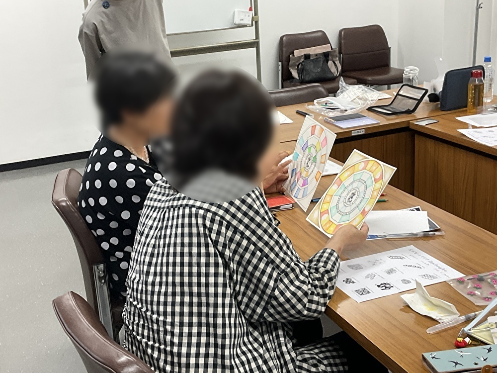 ebican2's tweet photo. 5月28日(木)、「はじめて えびなート倶楽部 ～新たな自分に出会うものづくり～”ゼンタングル講座”(スピナークラス)」を開催しました。
本日は、スピナーに色を塗りタングルを描く準備を行いました！
次回は6月30日(火)に経験者クラスを開催します。
詳細は、海老名市文化会館(☎046-232-3231)まで。 https://t.co/2g4zpBOiC6