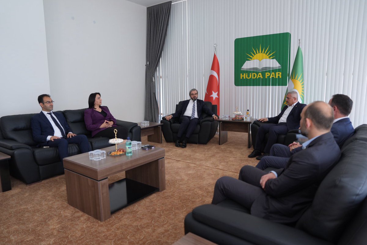zeynep_sudan's tweet photo. Siyasi parti bayramlaşmalarında ilk ziyaretimizi Hüda Par Partisi Genel Merkezine gerçekleştirdik..
@AvZekiKAPLAN @KaracaSeyit @alibabacan @zyapicioglu @devapartisi @HurDavaPartisi https://t.co/fvc4hCnssa